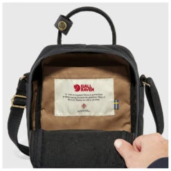 FJÄLLRÄVEN Kånken No. 2 Black Sling 2,5 - Shoulder Bag 23 FJÄLLRÄVEN Kånken No. 2 Black Sling 2,5 - Shoulder Bag -Outdoor Equipment Shop fjaellraeven kaanken no 2 black sling 25 shoulder bag detail 10