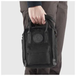 FJÄLLRÄVEN Kånken No. 2 Black Sling 2,5 - Shoulder Bag 16 FJÄLLRÄVEN Kånken No. 2 Black Sling 2,5 - Shoulder Bag -Outdoor Equipment Shop fjaellraeven kaanken no 2 black sling 25 shoulder bag detail 3