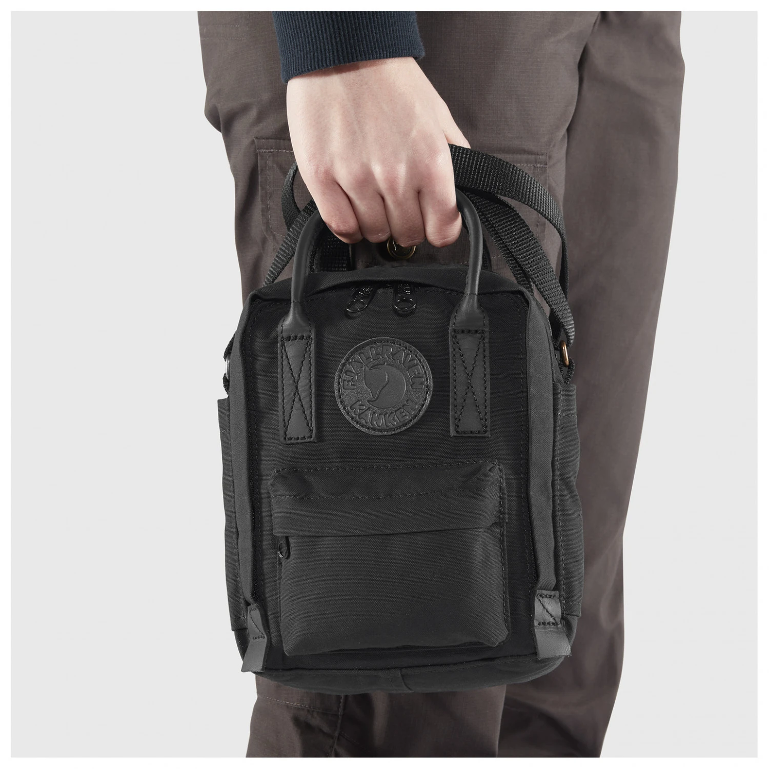 FJÄLLRÄVEN Kånken No. 2 Black Sling 2,5 - Shoulder Bag 5 FJÄLLRÄVEN Kånken No. 2 Black Sling 2,5 - Shoulder Bag - Image 3