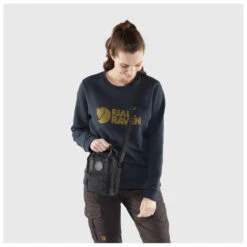 FJÄLLRÄVEN Kånken No. 2 Black Sling 2,5 - Shoulder Bag 17 FJÄLLRÄVEN Kånken No. 2 Black Sling 2,5 - Shoulder Bag -Outdoor Equipment Shop fjaellraeven kaanken no 2 black sling 25 shoulder bag detail 4