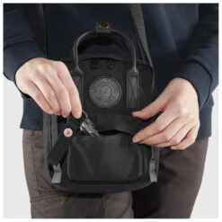 FJÄLLRÄVEN Kånken No. 2 Black Sling 2,5 - Shoulder Bag 20 FJÄLLRÄVEN Kånken No. 2 Black Sling 2,5 - Shoulder Bag -Outdoor Equipment Shop fjaellraeven kaanken no 2 black sling 25 shoulder bag detail 7