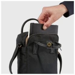 FJÄLLRÄVEN Kånken No. 2 Black Sling 2,5 - Shoulder Bag 21 FJÄLLRÄVEN Kånken No. 2 Black Sling 2,5 - Shoulder Bag -Outdoor Equipment Shop fjaellraeven kaanken no 2 black sling 25 shoulder bag detail 8