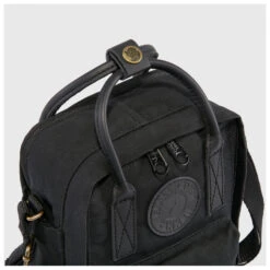 FJÄLLRÄVEN Kånken No. 2 Black Sling 2,5 - Shoulder Bag 22 FJÄLLRÄVEN Kånken No. 2 Black Sling 2,5 - Shoulder Bag -Outdoor Equipment Shop fjaellraeven kaanken no 2 black sling 25 shoulder bag detail 9